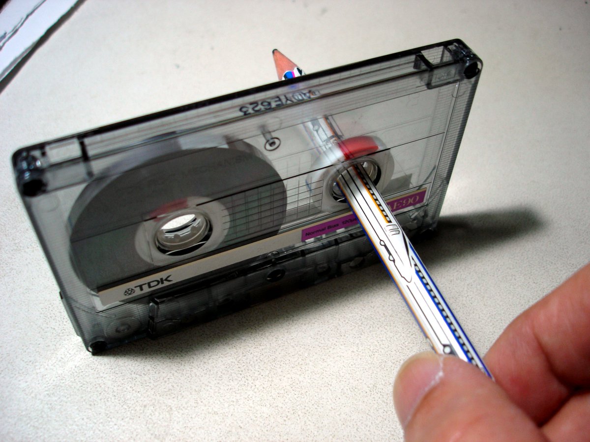 工作魂 10数年ぶりに カセットテープの巻取りの緩みを無くすため鉛筆で回転させるという操作をやった カセット の種類によって 回せるものと回せないものがあるんだなぁ 鉛筆の最外径が7 75mm カセットの突起部分の内側が Tdk Adは7 56mmだがmaxel Xli