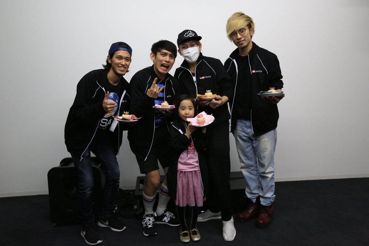 Youtube Space Tokyo 上映会が終了 山下歩さん カブキンさん Umi Kun さんらに投票順に優秀賞を進呈 王冠の乗ったカップケーキです Sns頑張ったで賞 特別賞も 動画制作集中キャンプ Ytnextup 16 最終日 Spacetokyo