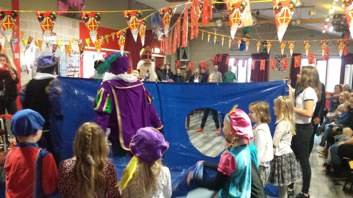 Sinterklaas en pieterbaas in Zwaagdijk West. Ik heb de pepernoot-dans geleerd! Met grote dank aan alle hulppieten.