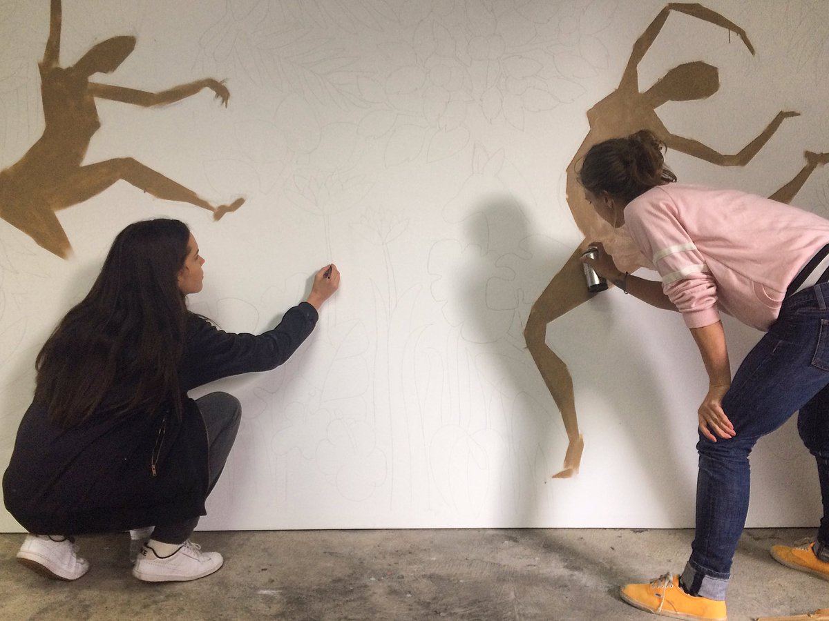 Our exhibition in Monkey Garage is coming ! Painting on Canvas #Leonaroseparis #ChalkCustomBoard #MonkeyGarage