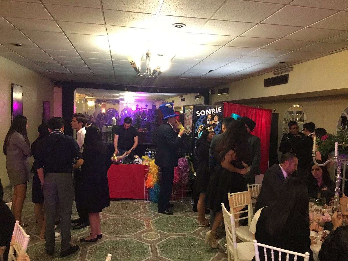 DreamPartyBooth's tweet photo. Así cerramos la noche, felicidades a la festejada #fotocabina https://t.co/lbvcoiIHHv