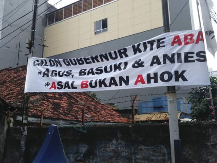 heychoro's tweet photo. Menemukan spanduk ini di kawasan Rusun Tanah Abang, masalahnya... 

BASUKI ITU SIAPA KALO BEGITU? https://t.co/5C5yKc5uQl