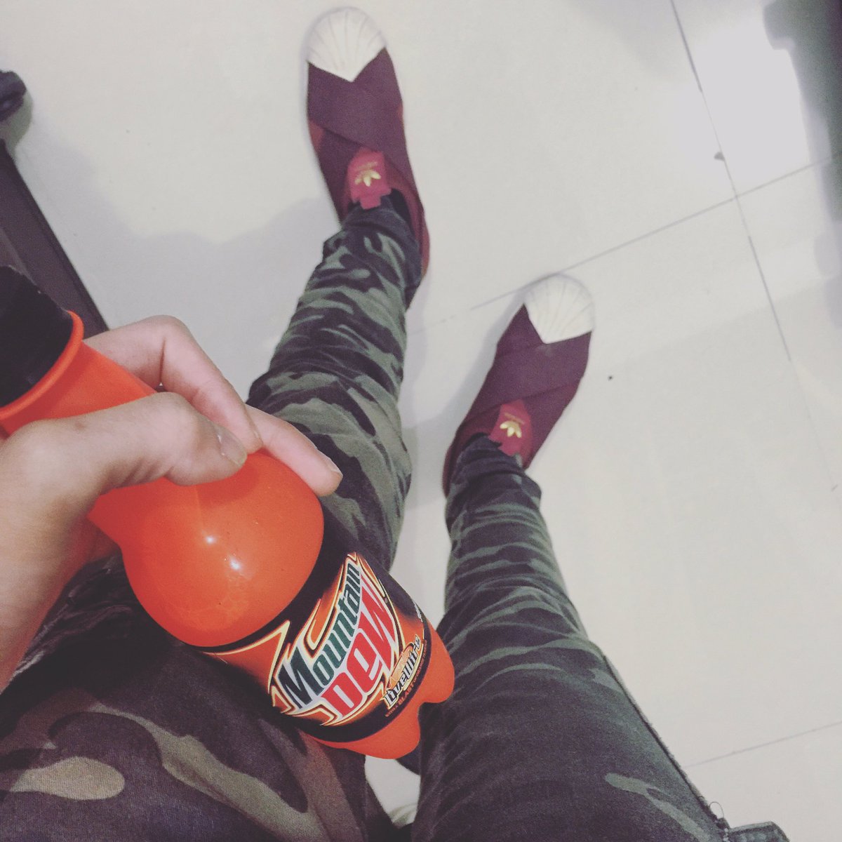 digitaloohph's tweet photo. Pwede rin naman tikman yung sa kalaban. Hihi. #DewLiveWire @mountaindewph See you at Globe Circuit Event Grounds tonight! https://t.co/922uz0eGiN