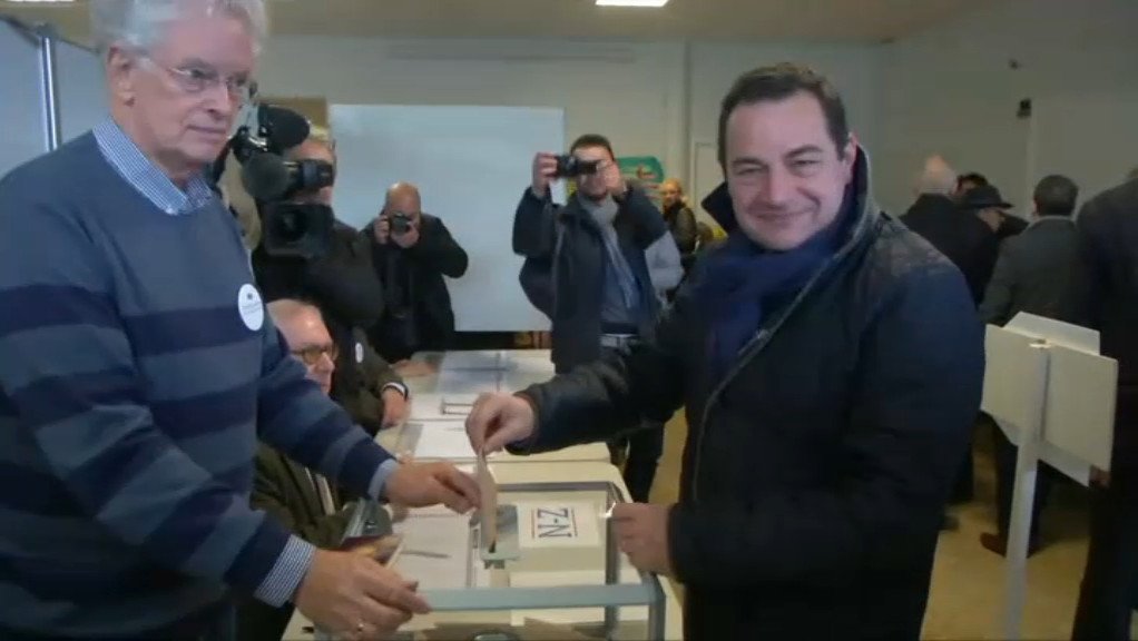 BFMTV's tweet photo. EN DIRECT - Primaire à droite: Jean-Frédéric Poisson a voté à Rambouillet https://t.co/k0jr2ghoFu https://t.co/E7nLZW6QPR
