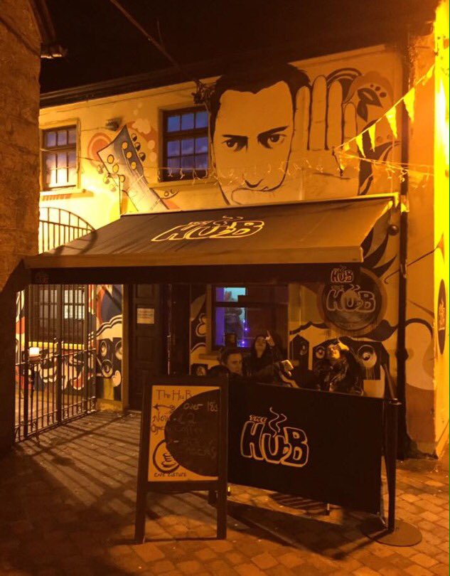 Brilliant to see <a href="/thehubennis/">The Hub</a> open again for young people in #Clare💛💙 So badly needed! #TheHub #Coffee #Chat #Music #18-25 🎤☕️☘#Visitennis