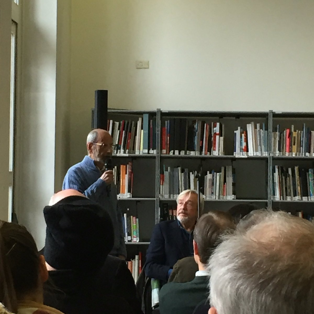 arnmilano's tweet photo. "Non pensiamo scrivendo, ma scrivendo riordiniamo i nostri pensieri". Pasquale Barbella a @BookcityMilano #BCM16 https://t.co/gpMhyuqtFS