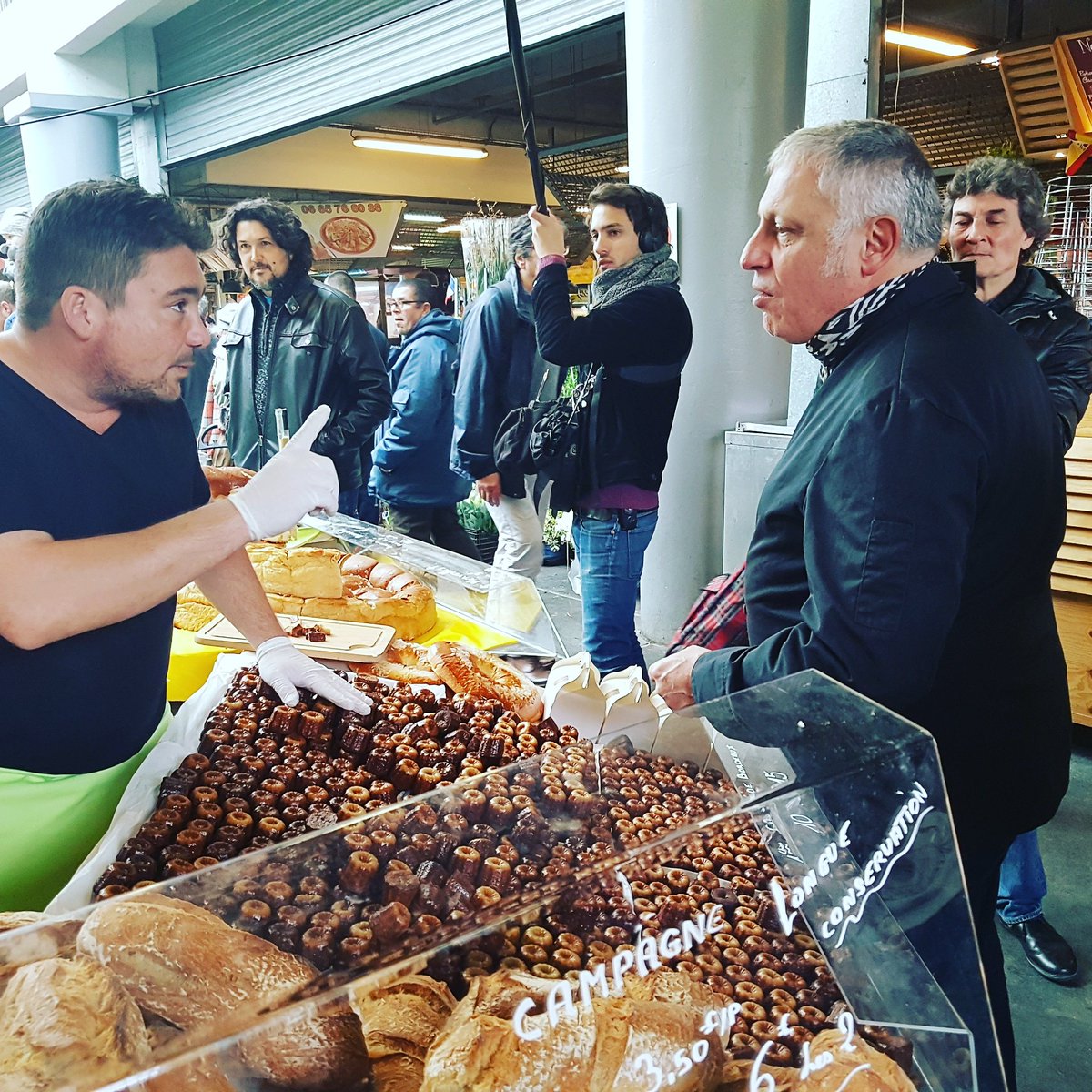 DavidMartinChef's tweet photo. Jen profite également pour faire mes courses !! Des cannelés of course  #MarcheCapucins  #foodtruck #BSG16 https://t.co/wK86MdmNeF