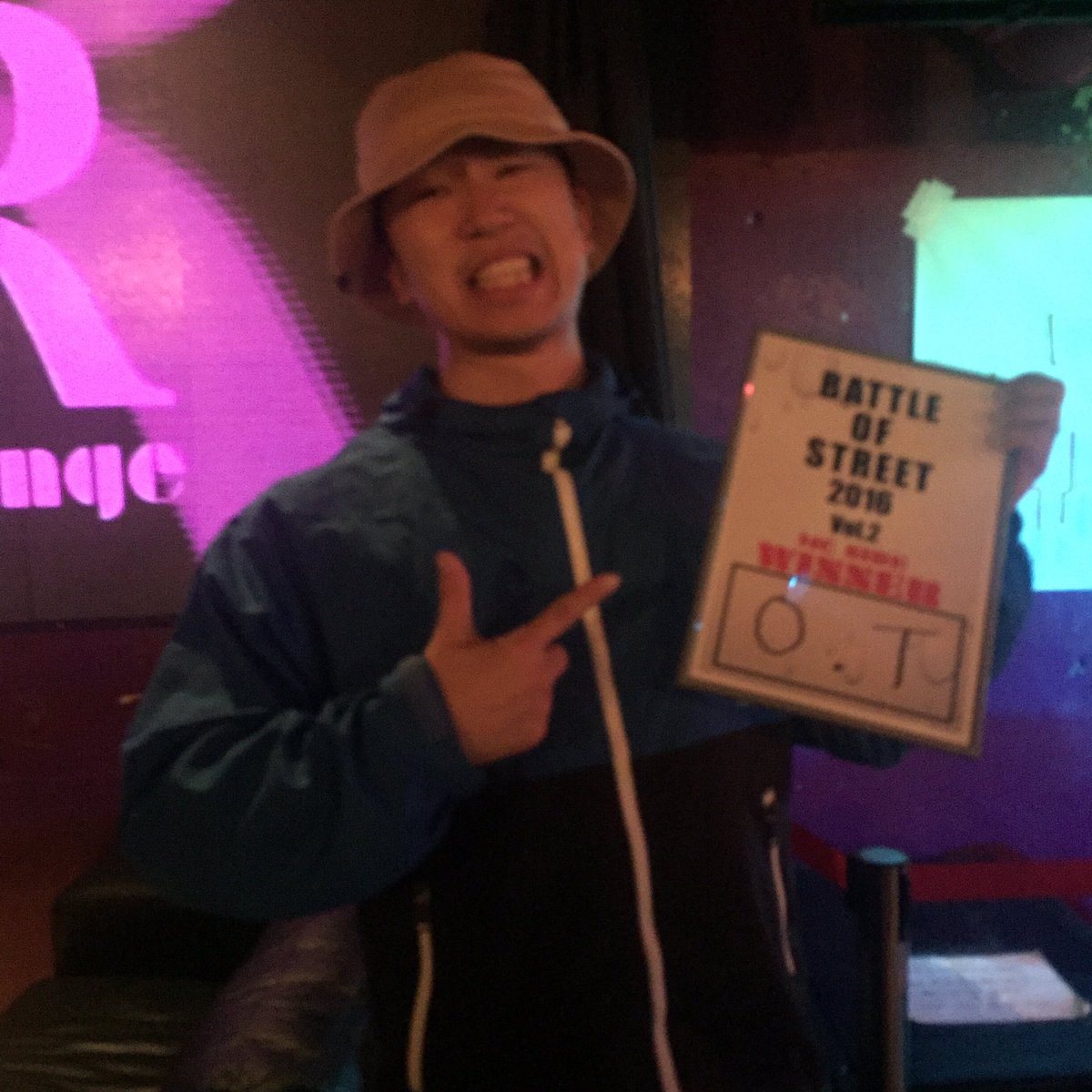 t_ok1985's tweet photo. BATTLE OF STREET vol.2、MCサイドで優勝させていただきました!
有難うございます!
【ダンス】
【ビートボックス】
【ラップ】
全て同時進行で決めていく超絶hiphopなイベントで優勝は素直に嬉しい!!
※体調整えます…笑
#BOS2016 #胎動 https://t.co/N0EV0pJ4vp