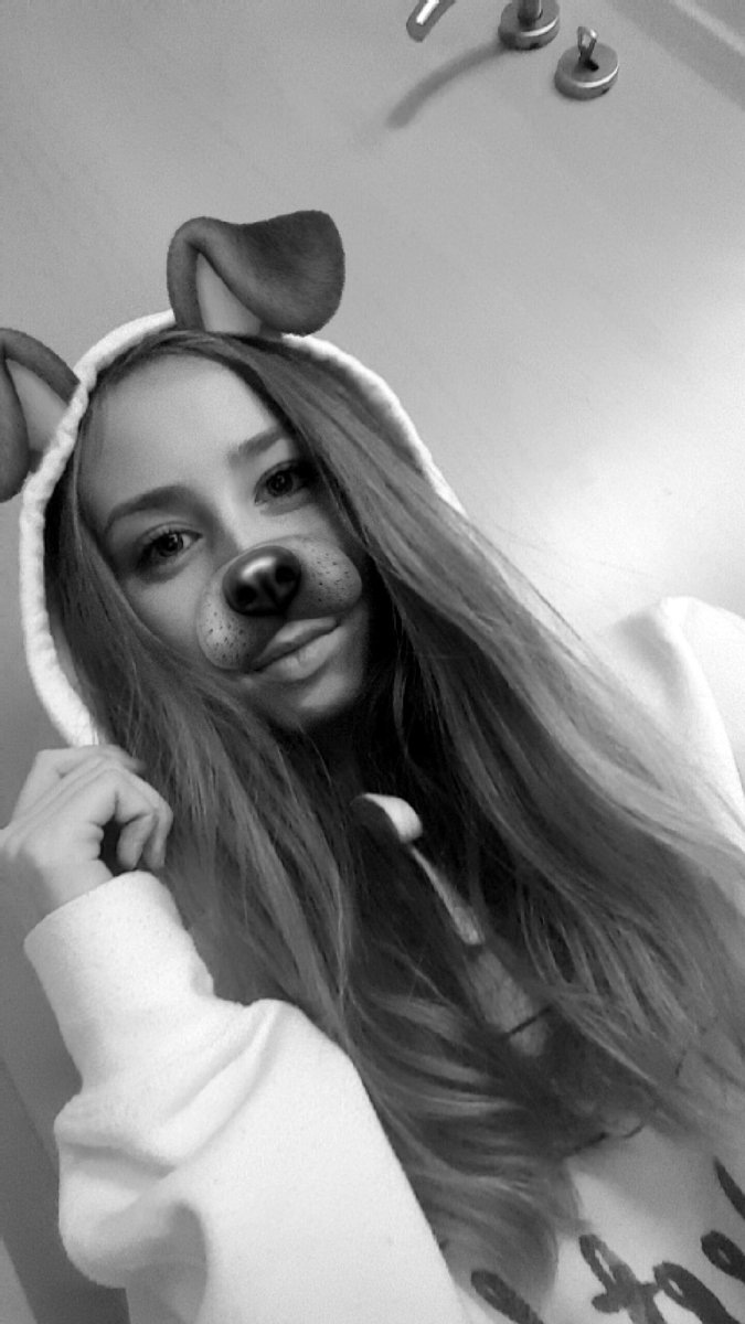 leoniehaertl15's tweet photo. Hey du! Liebe an deinen "alten" Merch💜😍 #HelloI'mabeetch
@dagibee https://t.co/DW8fEglJcy