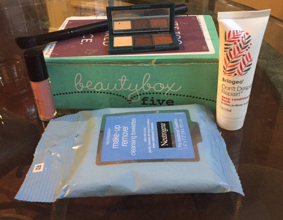 keluttcu's tweet photo. Great stuff in my @BeautyBox5 Nov Box! #BB5fave #briogeo #mannakadar #neutrogena #peonyskin #peonycosmetics #BeautyBox5 https://t.co/gd6Ra5LdHi