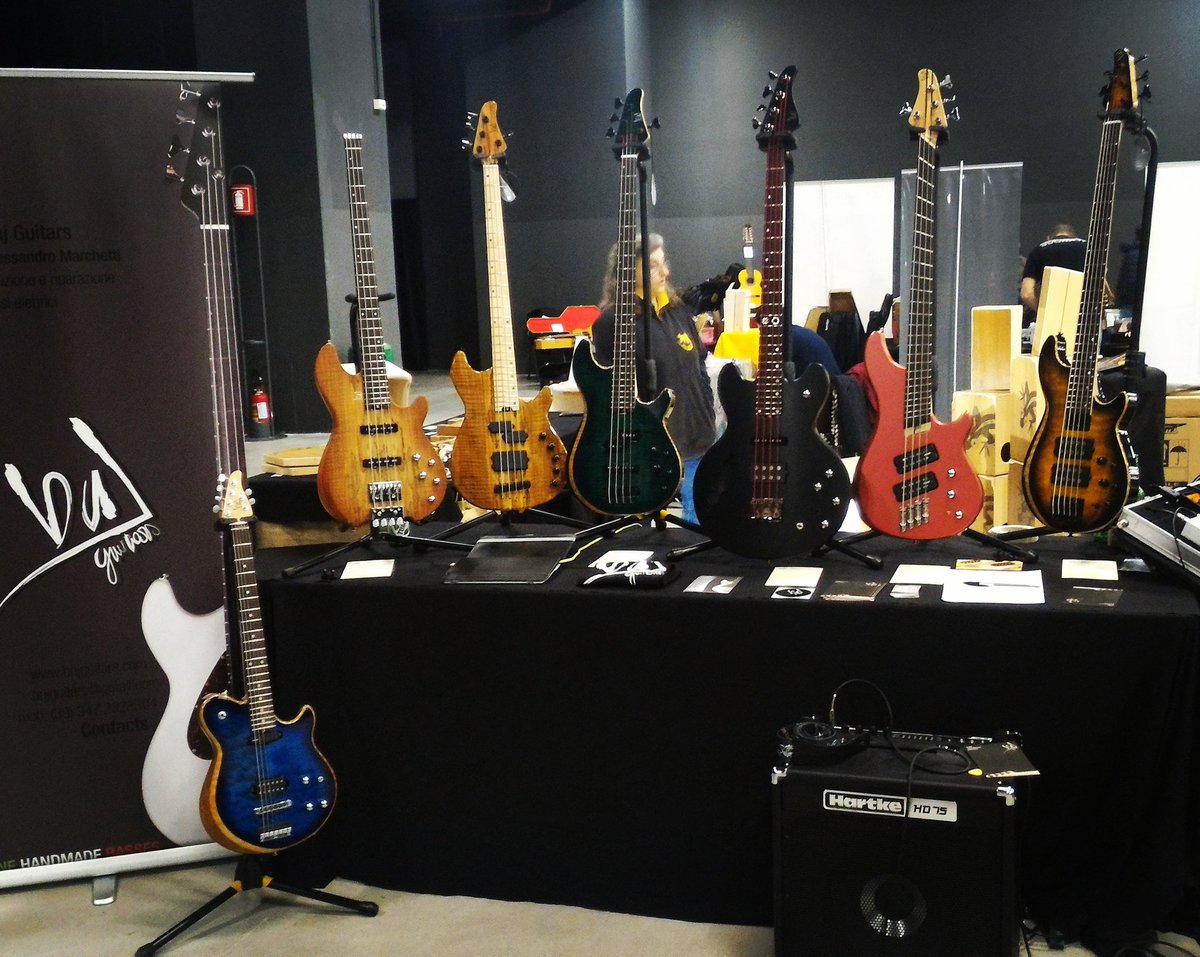 GuitarsBnj's tweet photo. Ancora un oretta qui con voi a #shg @accordoit #bnjguitars #shg2016 @BassMusicianMag @bass_line https://t.co/7Yyy24luC9