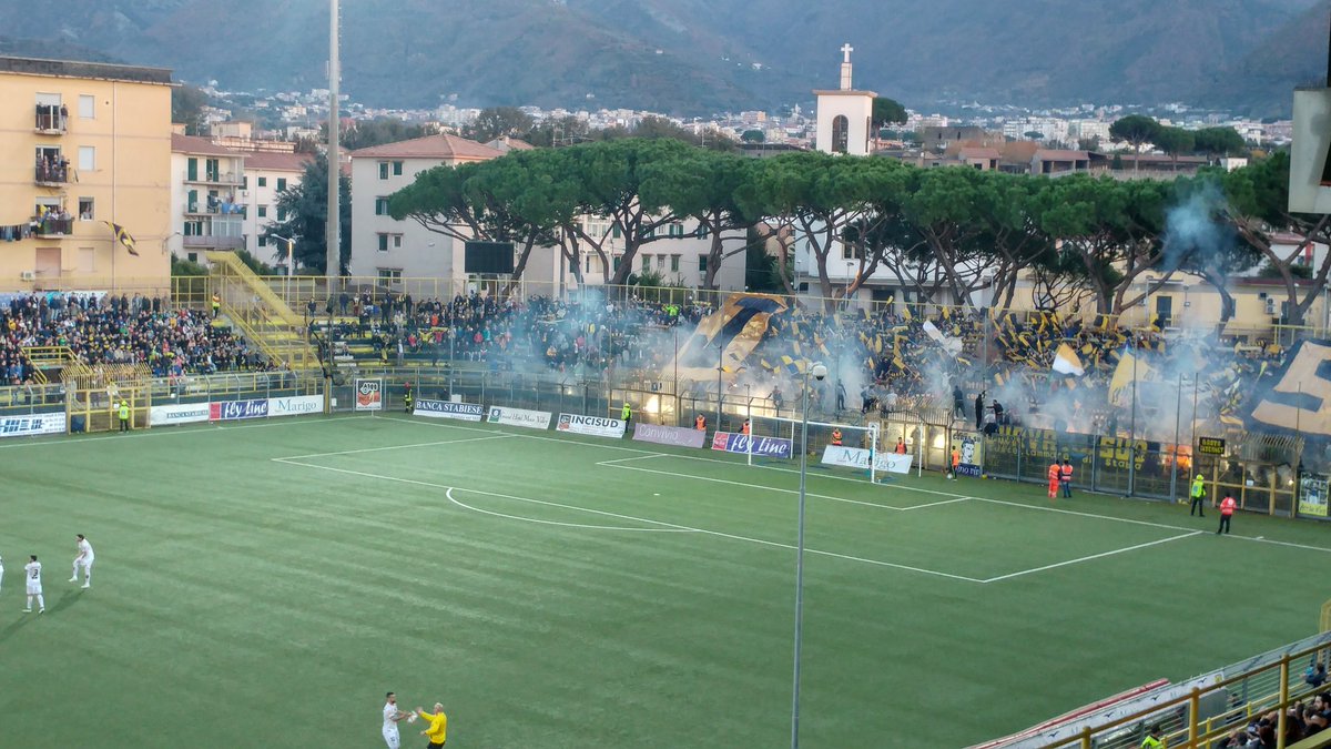 BetterCallVin's tweet photo. Tutto pronto per il calcio d'inizio al Menti. #JuveStabiaLecce https://t.co/r8GYyHu3rK