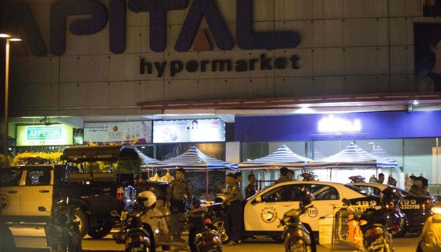 GulfTimes_QATAR's tweet image. Three 'handmade bombs' explode in Yangon supermarket
#Yangon #Myanmar #BombExplosion  gulf-times.com/story/521763