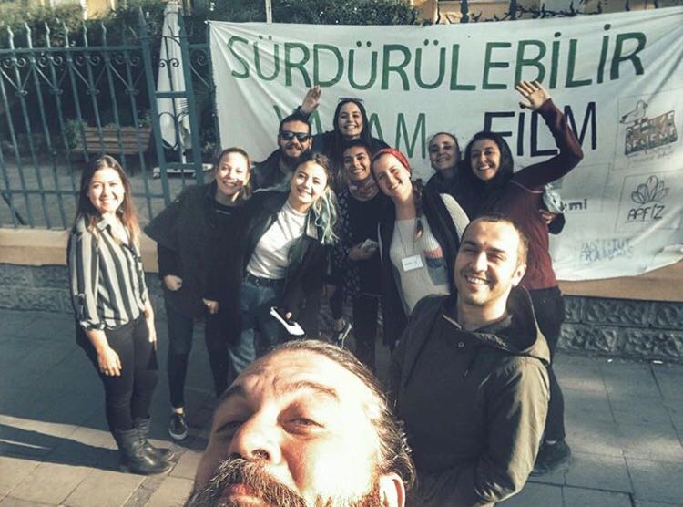 SYKolektifi's tweet photo. Bir festival daha yavaş yavaş bitiyor, festival 3 gün, sürdürülebilirlik bir ömür :)

İyilikleri çoğaltan herkese teşekkürler  :)

#syff2016 https://t.co/L4R9OXDLlN