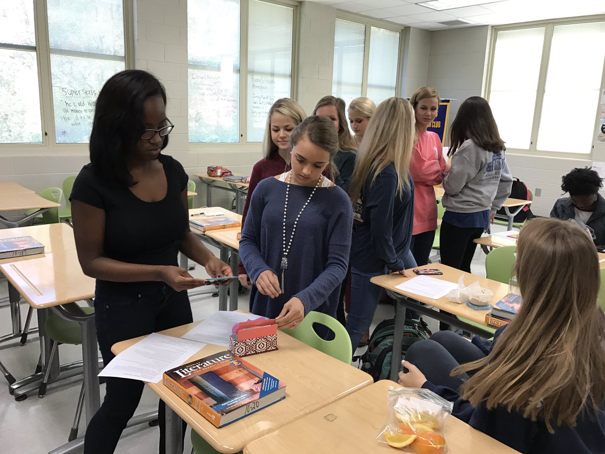 Candace_Baum's tweet image. Jr. Civ girls working on "thank you" cards for the NICU nurses at Huntsville Hospital-awesome group of students! #mcsconnect #proudtobeajet