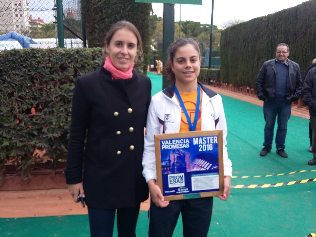 CTValencia's tweet photo. Maria Navarro jugadora del @CTValencia felicitada por @anabelmedina tras ganar el @OpenPromesas. Enhorabuena!!! https://t.co/2VCqwLaLXQ