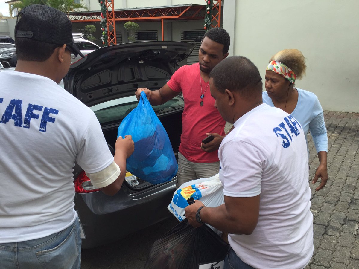 Ewdysart's tweet photo. recibiendo desde bien temprano donaciones #ContigoCibao https://t.co/vHJUX36Qu3