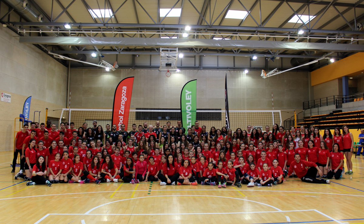 ClubVoleibolZGZ's tweet photo. Más de 200 jugadorxs han participado en el día del @ClubVoleibolZGZ junto a @SpartakusbundKP. ¡La familia del #voley sigue creciendo!. #CVZ https://t.co/HZdam2IKEZ