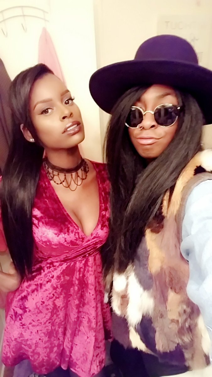 Rbrt_Hurse's tweet photo. when your sister slays the entire scene and you're just a basic bitch in a fur
#killdagame #myhitta #realsisters #browngirlsbad @Willibeaa https://t.co/zdqeJjUA7A
