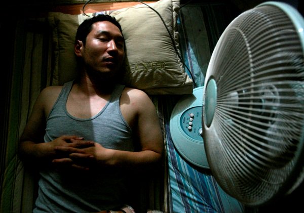 TwitSehatID's tweet photo. WASPADA !!! 6 Bahaya tidur pakai kipas angin mengarah ke badan, bisa sebabkan kematian.  https://t.co/I0TH6poaOI https://t.co/d9KLmtMVBd