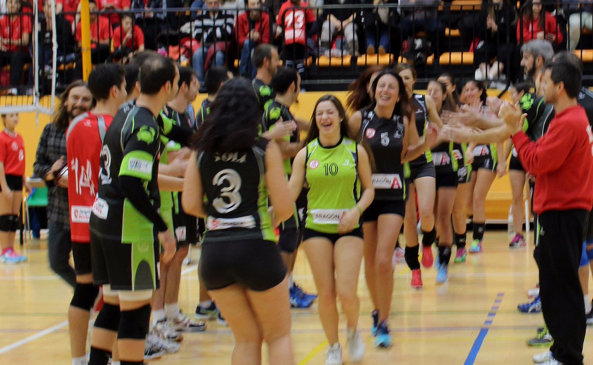 Emotivo homenaje con pasillo a las jugadoras del <a href="/ClubVoleibolZGZ/">Club Voleibol Zaragoza</a>, campeonas de la liga de 2ª División Nacional 2015-16. ¡Grandes!