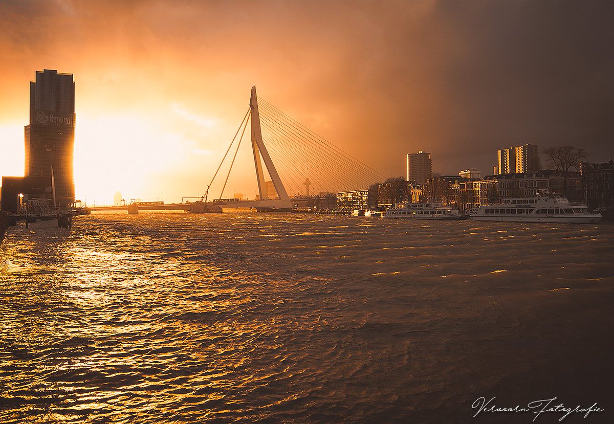 DennisVNL's tweet photo. De zon liet even van zich zien tijdens de storm van vandaag. Heerlijk licht. #Rotterdam  [ @EdAldus @Mooi_Rotterdam @CanonNederland ] https://t.co/V3dp8bj1PJ