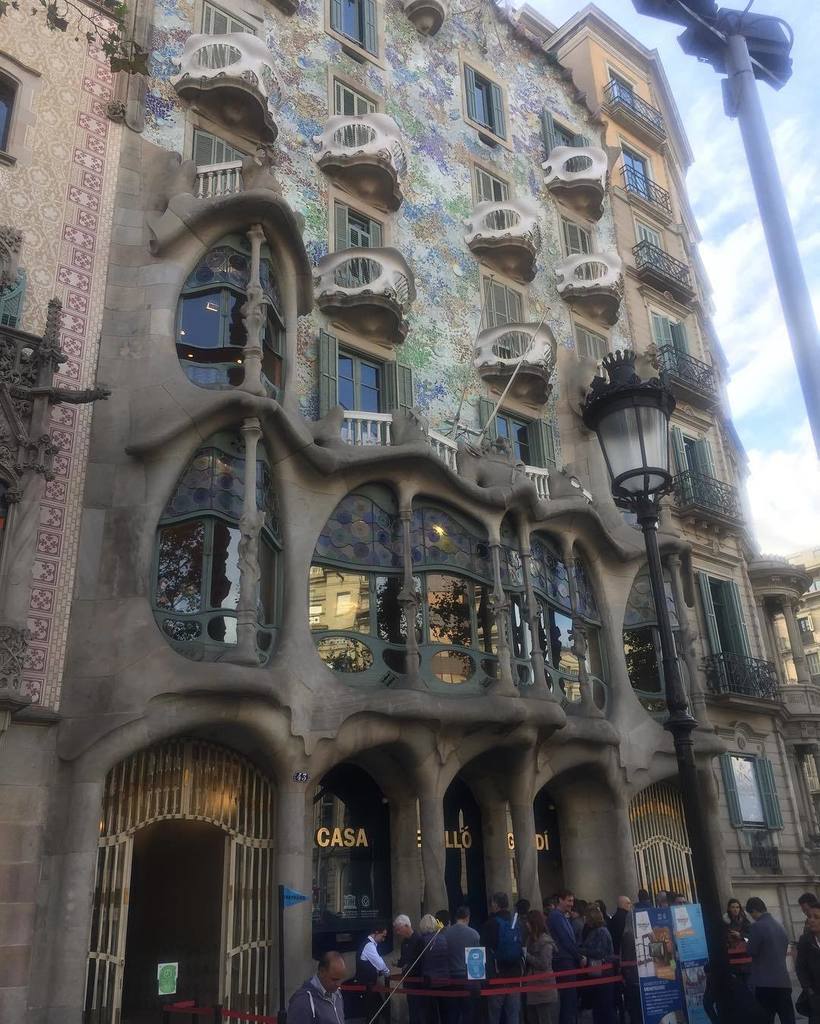 ArmanSXS's tweet photo. Casa Batlló #gaudi #barcelona #spain https://t.co/ifKzwvpszZ https://t.co/A3L0HQYjRU