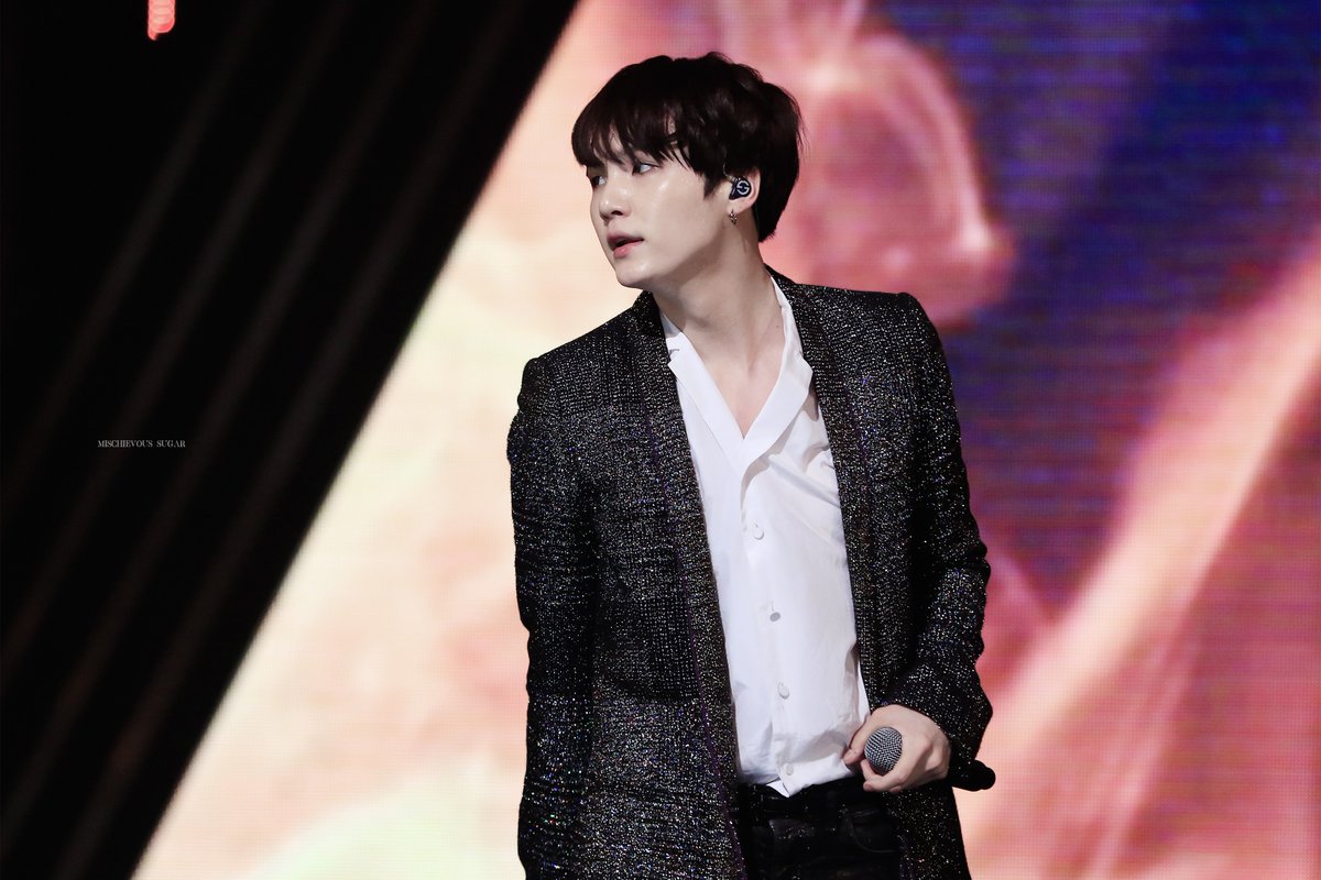 mischievous0309's tweet photo. 161116 AAA  #방탄소년단 #SUGA #슈가 #윤기 @BTS_twt https://t.co/d8YegHHjaM