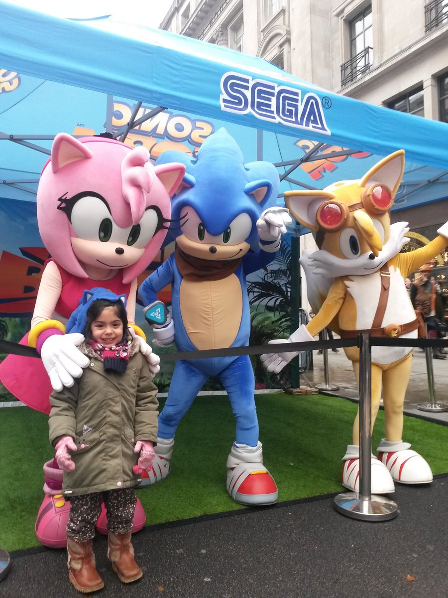 GaelleMoon's tweet photo. The Sonic team just got a new member! #SonicAtHamleys #HamleysParade https://t.co/rOsNGGl8pP