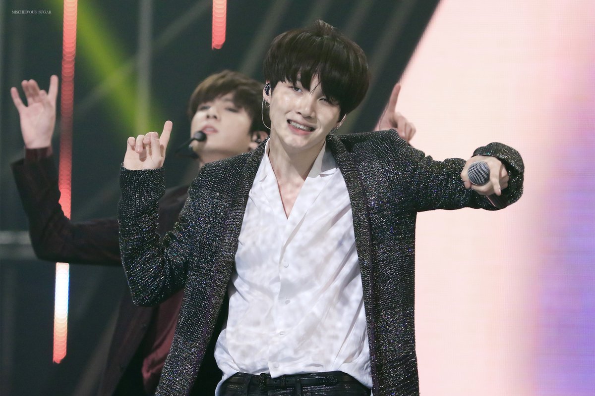 mischievous0309's tweet photo. 161116 AAA  #방탄소년단 #SUGA #슈가 #윤기 @BTS_twt https://t.co/VJ9anrFYpc