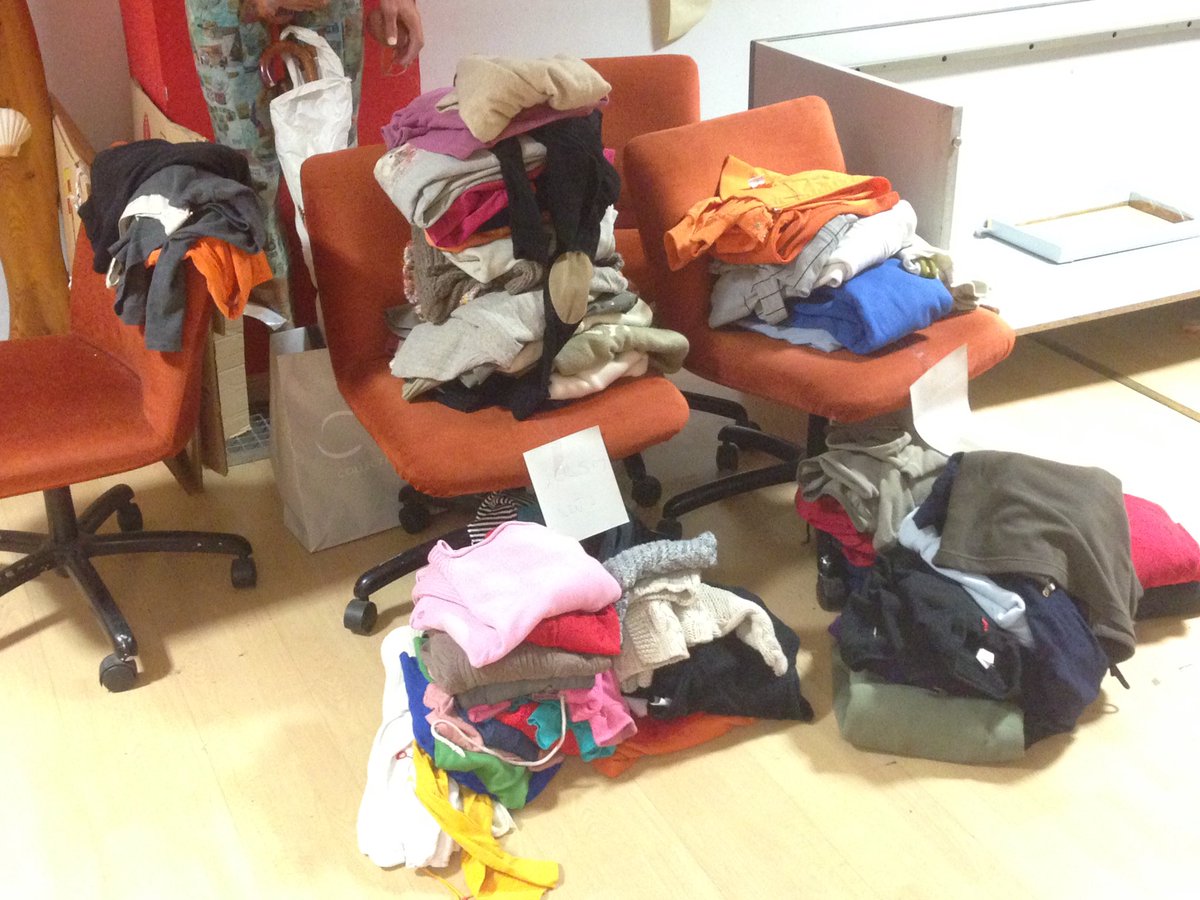 JSChamberi's tweet photo. Aún nos queda mucho trabajo organizando toda la ropa que nos habéis hecho llegar. Gracias a los vecinos de Chamberí por involucrarse tanto! https://t.co/OF34CfVecL