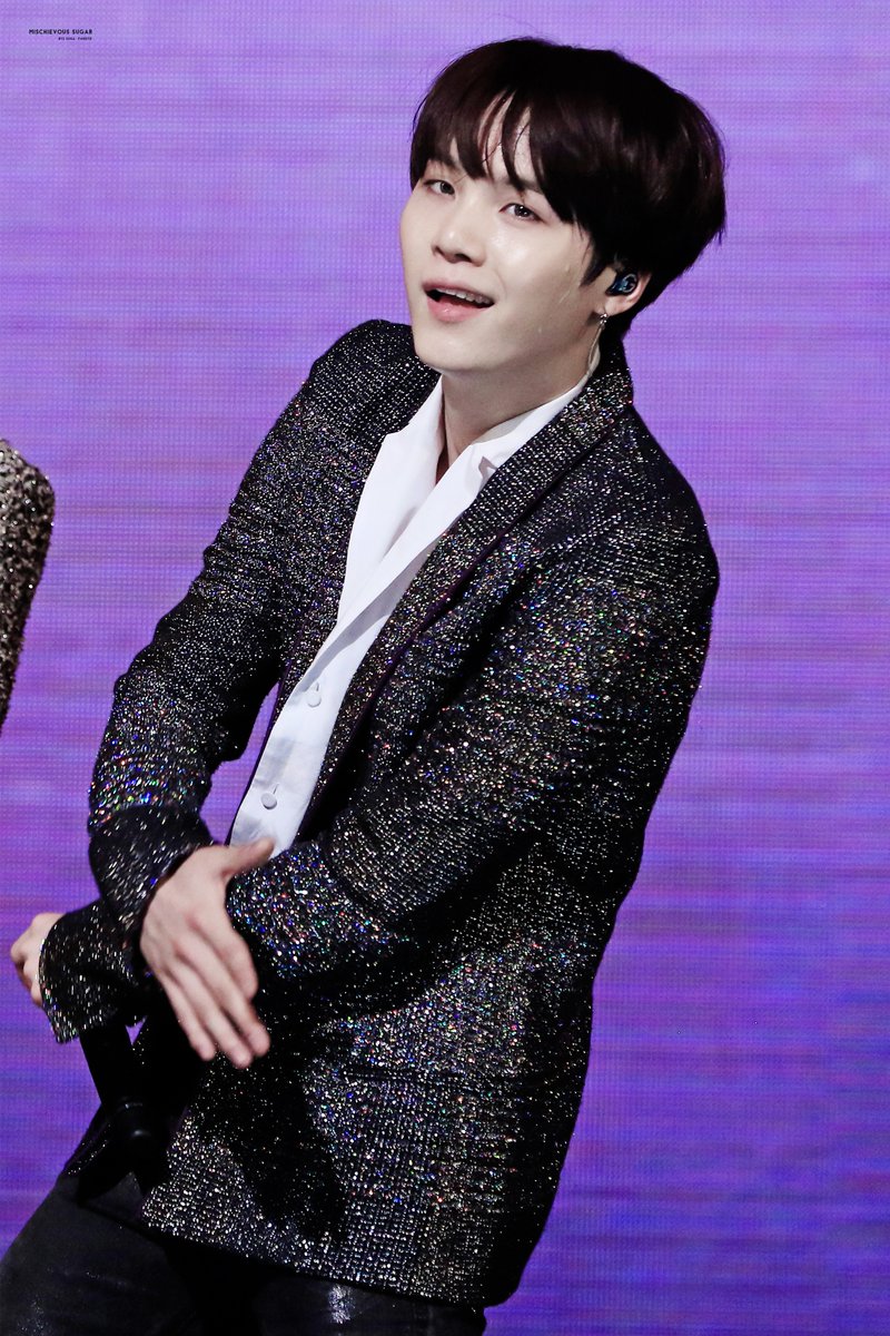 mischievous0309's tweet photo. 161116 AAA  #방탄소년단 #SUGA #슈가 #윤기 @BTS_twt https://t.co/VJ9anrFYpc
