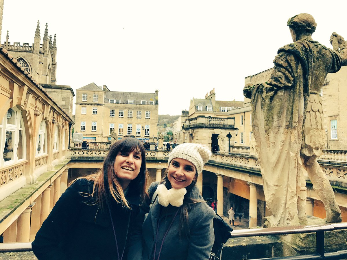 LaGraceNavarro's tweet photo. Día 7 en Londres, conocer Stonehenge y Bath (de las ciudades más bonitas que he conocido). Con @PrincElsa #MamaIntegral https://t.co/reL0tZft5X