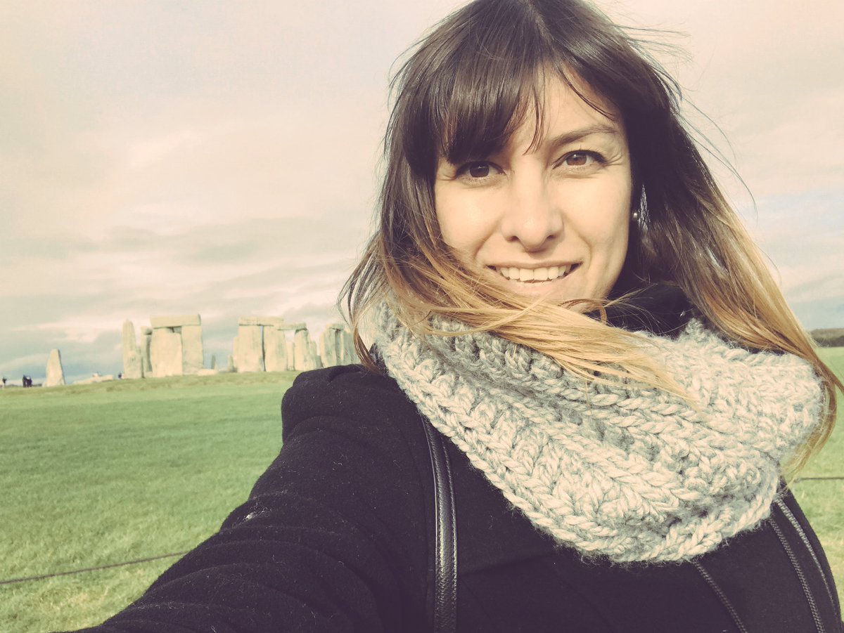 LaGraceNavarro's tweet photo. Día 7 en Londres, conocer Stonehenge y Bath (de las ciudades más bonitas que he conocido). Con @PrincElsa #MamaIntegral https://t.co/reL0tZft5X