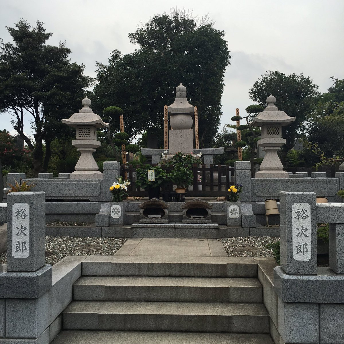 柳原洋一 Sur Twitter 石原裕次郎が眠る總持寺には著名人のお墓がいくつかある ユニークな暮石もあるんだけど そこに眠る人へのお墓 を建てた人の愛が感じられるものばかり さっきのたかじんさんのお墓には違和感しか感じなかった Rt