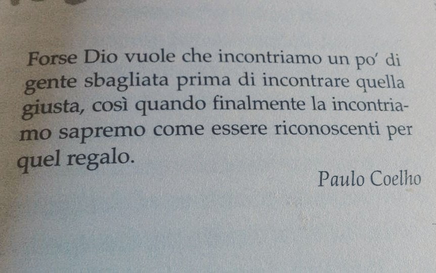 quoteslover85's tweet photo. 💛 #quoteslover 
#paulocoelho #citazione #gente #sbagliata #Dio #prima #incontrare #quella #giusta #regalo https://t.co/uNCPGqlxfN