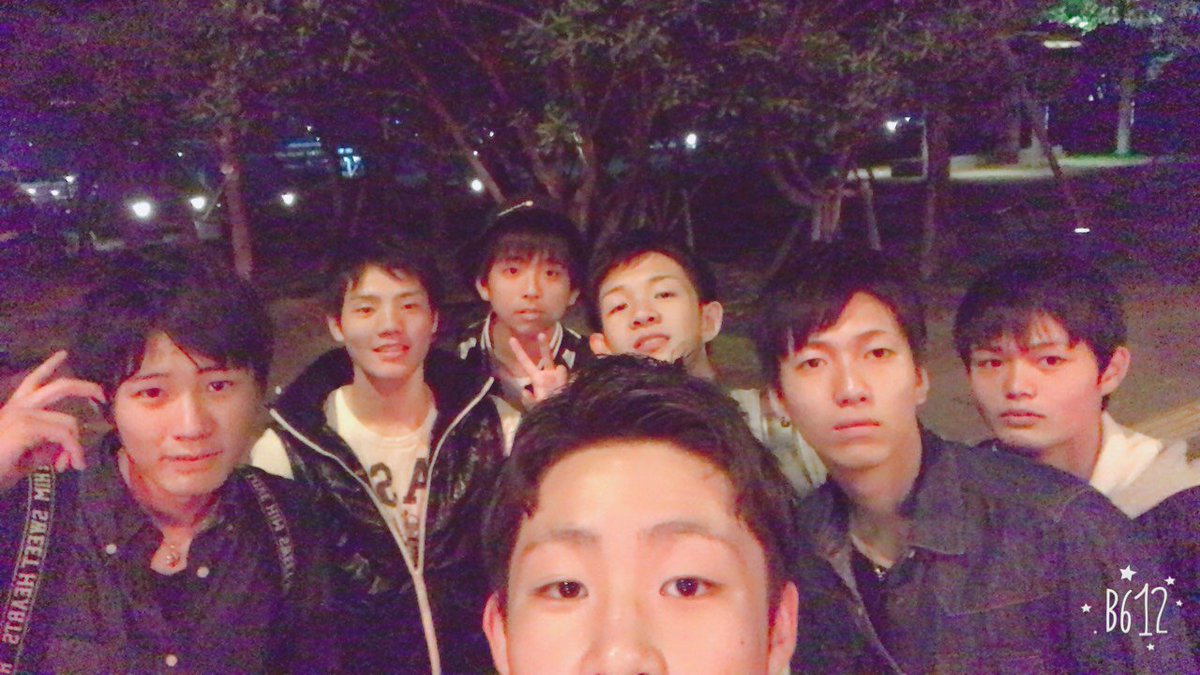 あいとんとん 今日は久しぶりにボクシング休みやったけ みんなで遊んだわ 最初にりょうとふたりで唐揚げ50個くってきた そんあとしんの つるまき れん しょう 林と合流して 水辺いって かのんとか トロールとかのおっ たけサッカーした