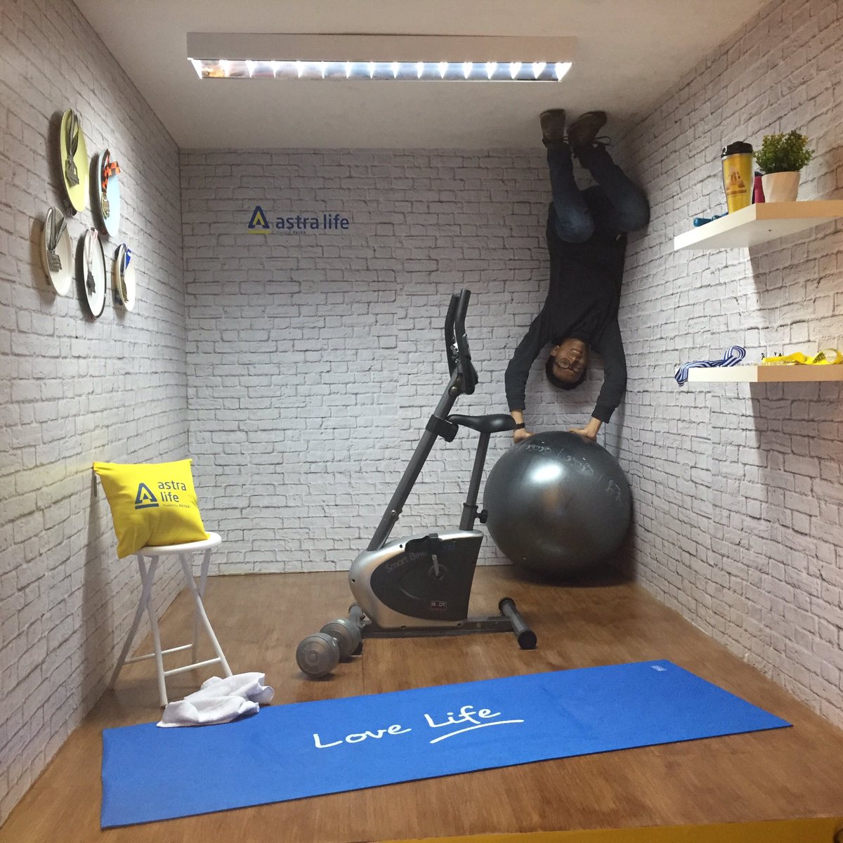 Upside down photo booth by @AstraLifeID di event RPC 2XU <a href="/2XU_Indonesia/">2XU Indonesia</a> #ayolovelife #lovelife