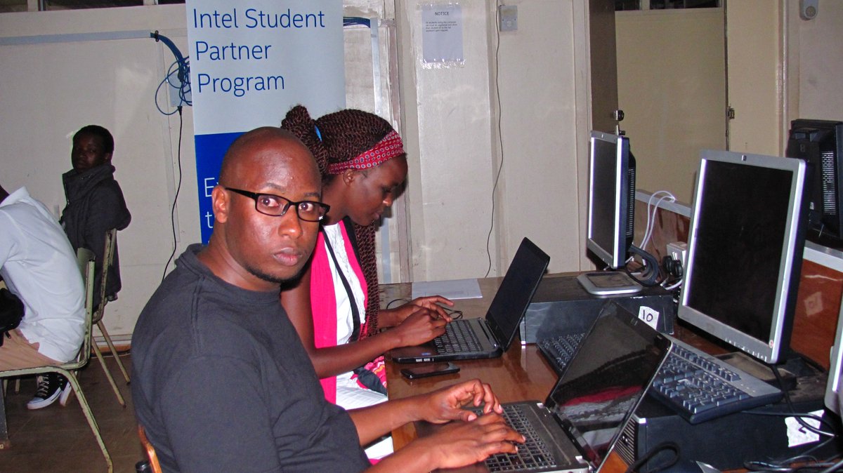 MorrisMwen's tweet photo. Intel edison
#IntelAtUeab
#BoT https://t.co/1HlIUBAdE8