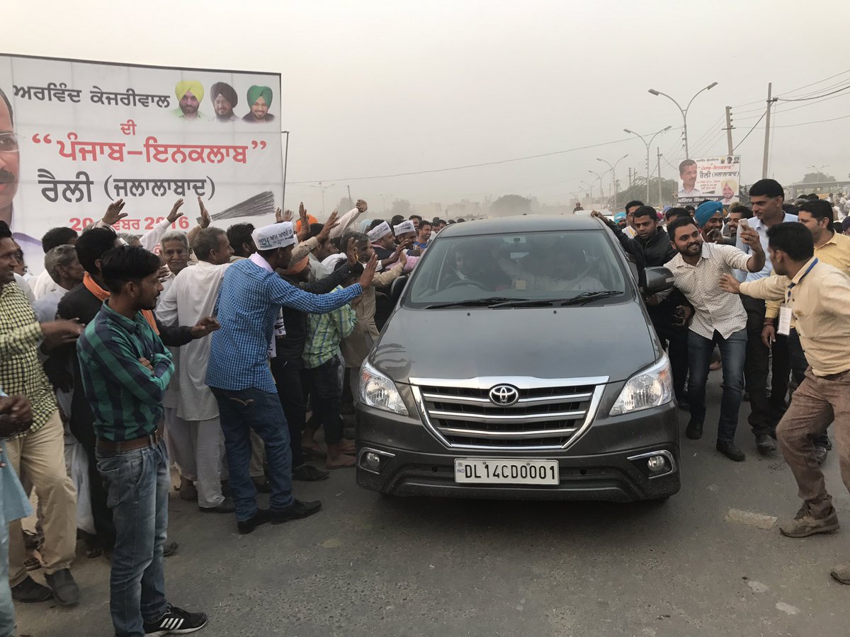 AnkitLal's tweet photo. .@ArvindKejriwal showered by love from the 'Aam Aadmi' of Punjab while leaving from the rally at Dana Mandi, Ferozpur, Punjab. :) https://t.co/aYoDtLrkm8