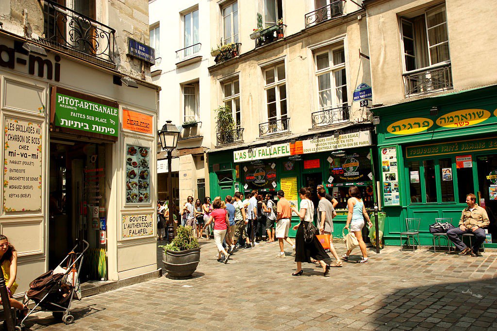 MYFRENCHHOUSE's tweet photo. Immerse yourself into #French culture by exploring these 9 French films https://t.co/nmBFmgD9Sd https://t.co/G2ic6rxeID
