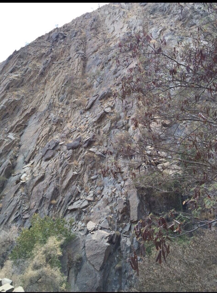 يوجد جندي يحمل سلاح ودربيل داخل الصوره ؟؟؟

اللي يقدر يطلعه من الصورة 
شوفه 6/6👆🏼