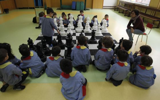 Aulaplaneta's tweet photo. El ajedrez, diez argumentos para llevarlo a las aulas: https://t.co/0EyF9xD3Tk vía @el_pais #educación #ajedrez https://t.co/rD5KZbqKzC