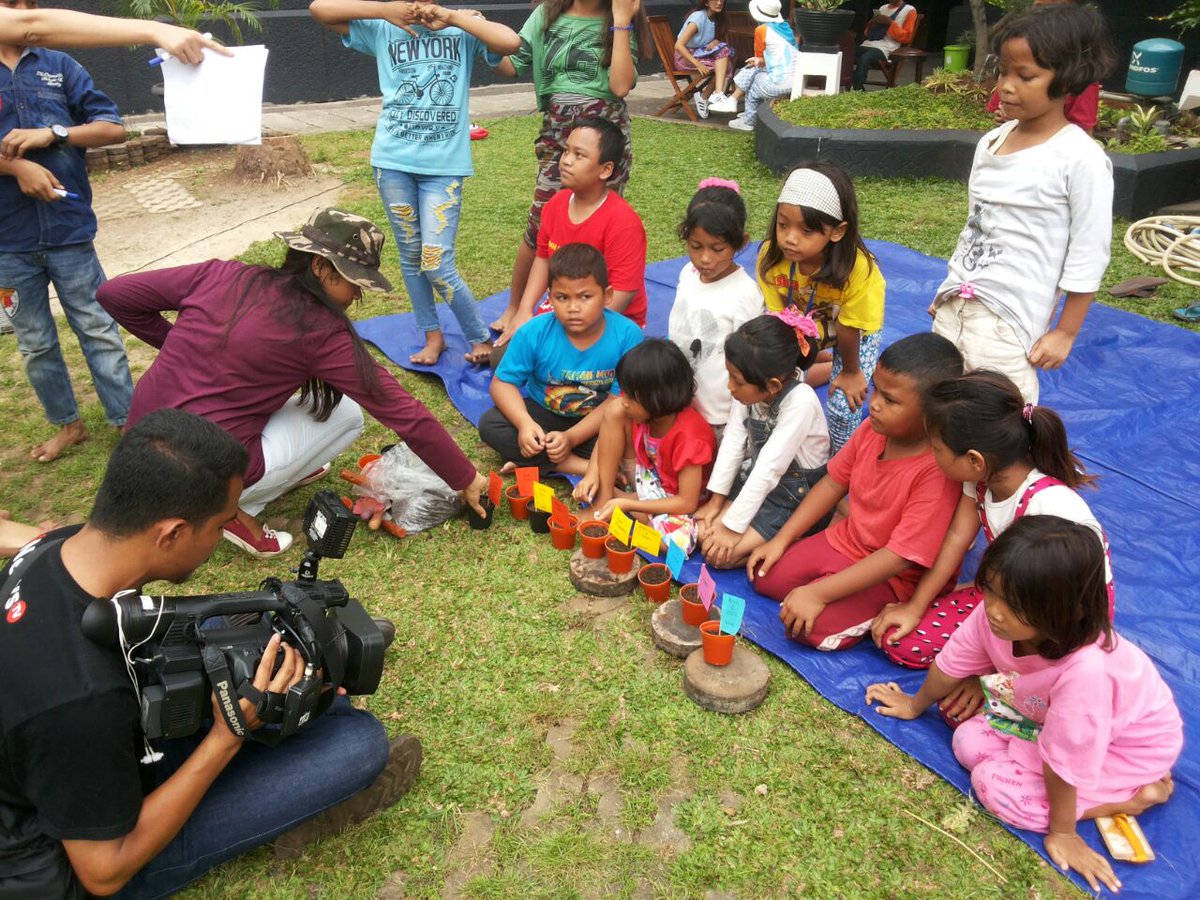 SAKotaTua_'s tweet photo. tuhh..adik-adik fokus banget ngeliatin gimana caranya menanam tanaman dengan benar bersama tim @JktBerkebun
#temabulanan #november https://t.co/mPI8yDzKp5