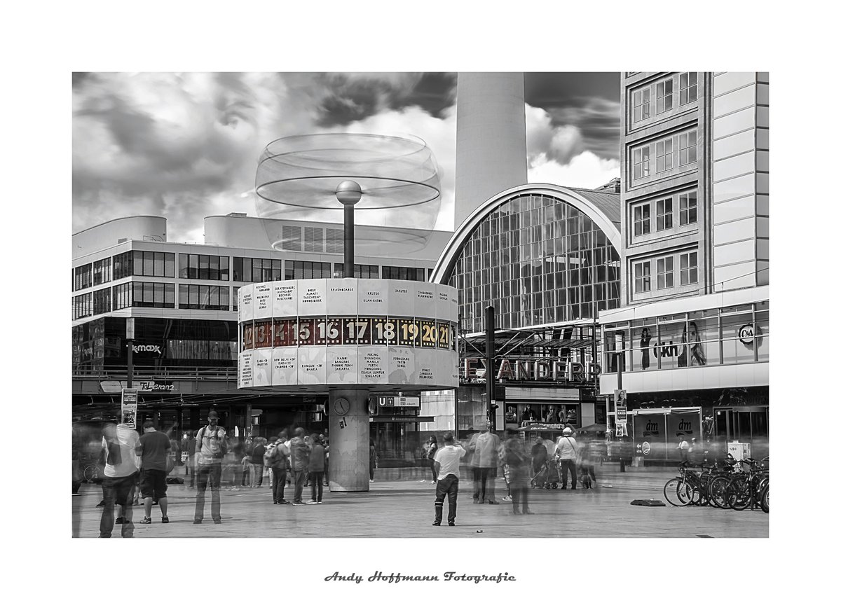 Wie spät ist es? Die Urania-Weltzeituhr auf dem Alexanderplatz in Berlin.