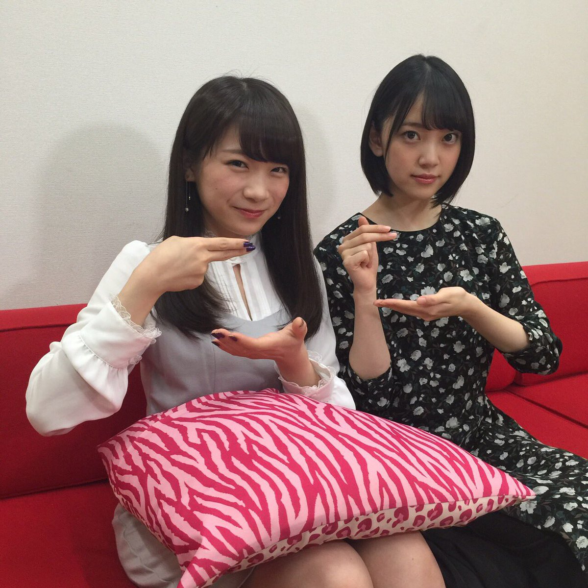 nogizaka46's tweet photo. 現在SHOWROOMにて「◯◯決定記念！乃木坂46の食べるだけ」が生配信中！秋元、堀出演です！2人は何も知らない状態ですが、皆様ぜひご覧ください！
https://t.co/6olQt4lyVc https://t.co/YpFCeS3FKz