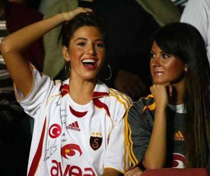 #BugünGünlerdenGALATASARAY
Bizler saniyeler bitsin diye keyfimizi bozmayız tribünde gülüşlerimizle yerimizi alırız
Sarııııı💛💛
    Kırmızıı❤❤