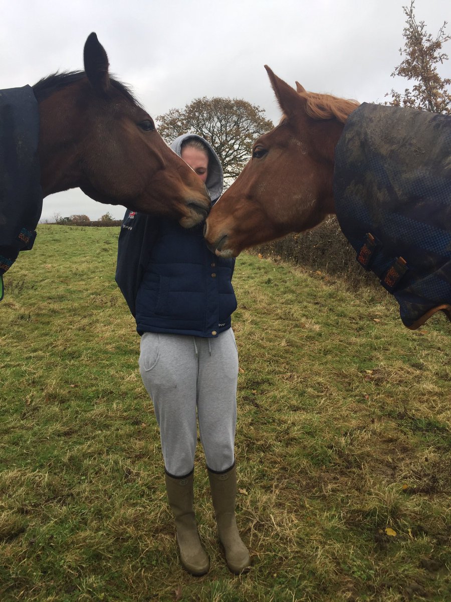 AliciaEaree's tweet photo. Kisses with with Auntie @Ems_Slater 💕💕 https://t.co/BEIKvZ1658