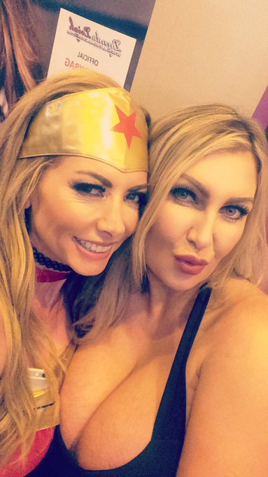 The sexy @leigh_darby et moi! 😘😘 #milfs #wonderwoman @MCMComicCon 😘😘 https://t.co/vUS4RZLbla