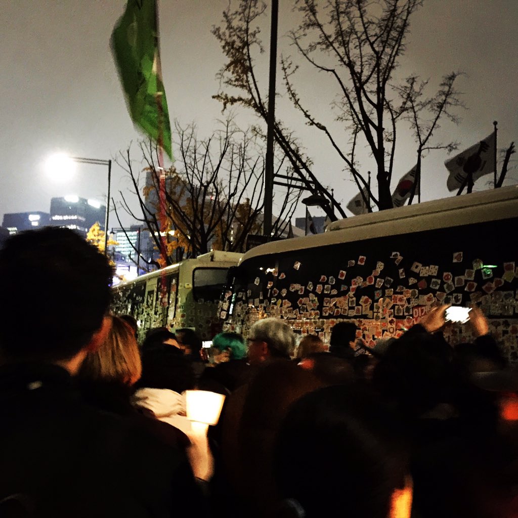 luvicky's tweet photo. #백만촛불#차벽에핀꽃 https://t.co/8nqBXjZEg1